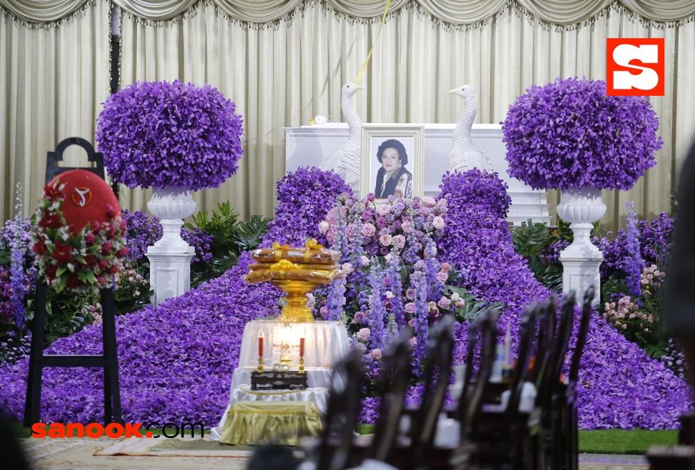 บรรยากาศงานศพแม่ของ ชาคริต แย้มนาม