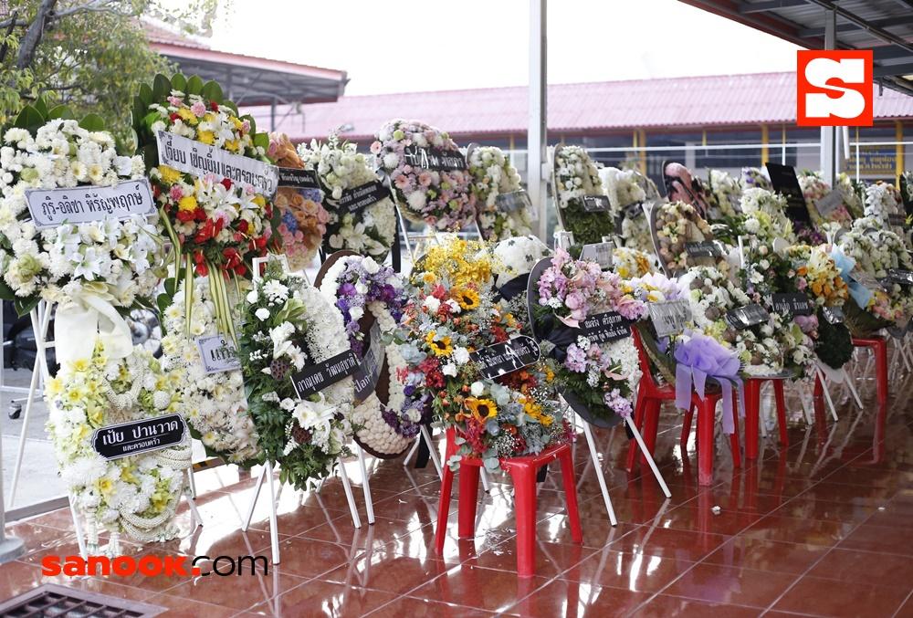 บรรยากาศงานศพแม่ของ ชาคริต แย้มนาม