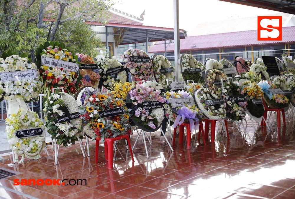 บรรยากาศงานศพแม่ของ ชาคริต แย้มนาม