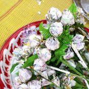 วัดราชบุรีทำเก๋ ลอตเตอรี่เก่าแปลงโฉม เป็นดอกไม้บูชาพระ-ลูกนิมิตยักษ์