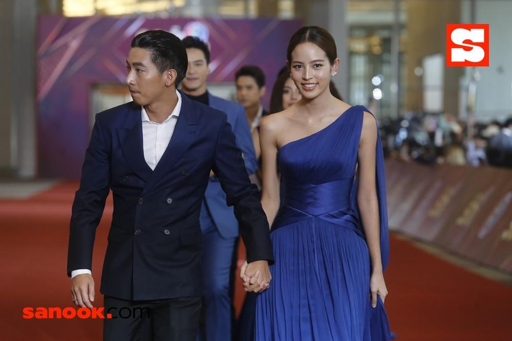 โตโน่ ณิชา จับมือแน่นบนพรมแดง