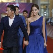 โตโน่ ณิชา จับมือแน่นบนพรมแดง