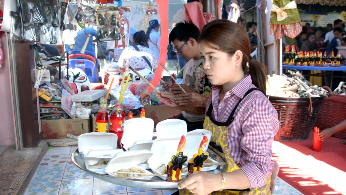 1-ราชบุรี นักแสวงโชคทั่วสารทิศแห่ขอหวยไอ้ไข่ราชบุรีหลังให้หวยถูกติดต่อกันหลายงวด