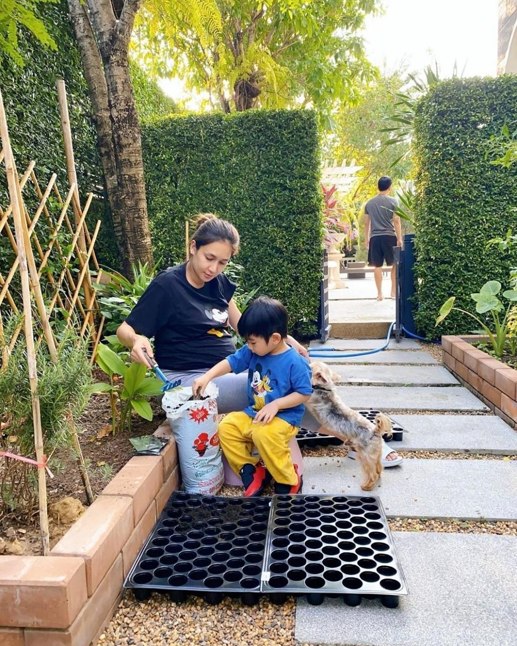 เนย โชติกา