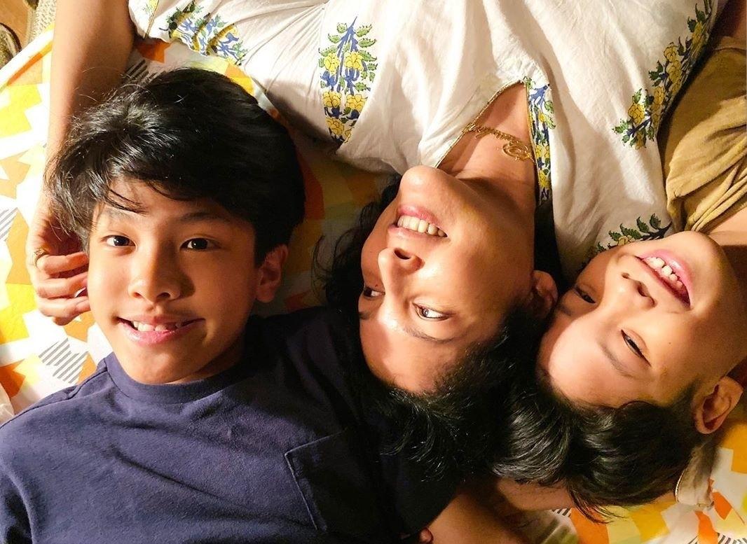 หน่อบ บุษกร และลูกชาย