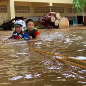 ฝันดี-ฝันเด่น ลุยน้ำช่วยพระ หลังน้ำป่าดอยหลวงทะลักท่วมลำปาง