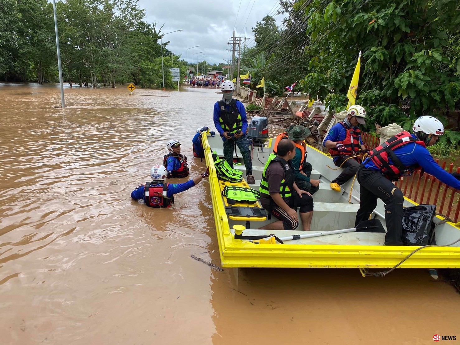 ฝันดี-ฝันเด่น ลุยน้ำช่วยพระ หลังน้ำป่าดอยหลวงทะลักท่วมลำปาง