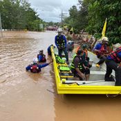 ฝันดี-ฝันเด่น ลุยน้ำช่วยพระ หลังน้ำป่าดอยหลวงทะลักท่วมลำปาง