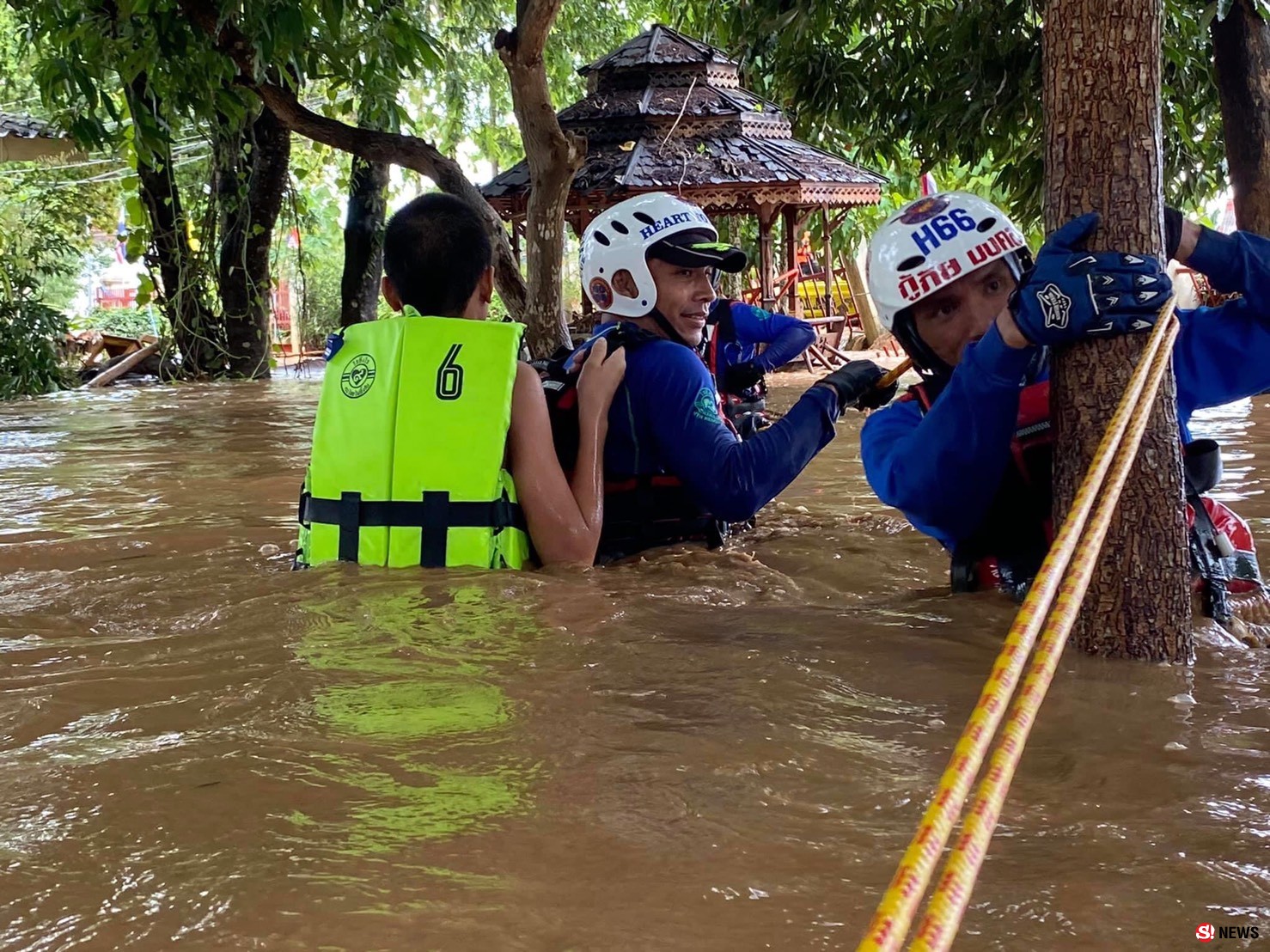 ฝันดี-ฝันเด่น ลุยน้ำช่วยพระ หลังน้ำป่าดอยหลวงทะลักท่วมลำปาง