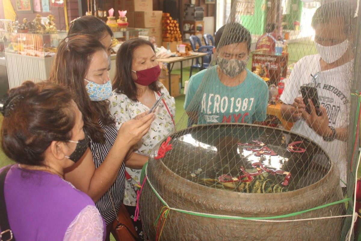 1-สาวโคราชดวงเฮงถูกหวยนำชุดจีนปักเลื่อมมาถวายเจ้าสัวเฮง