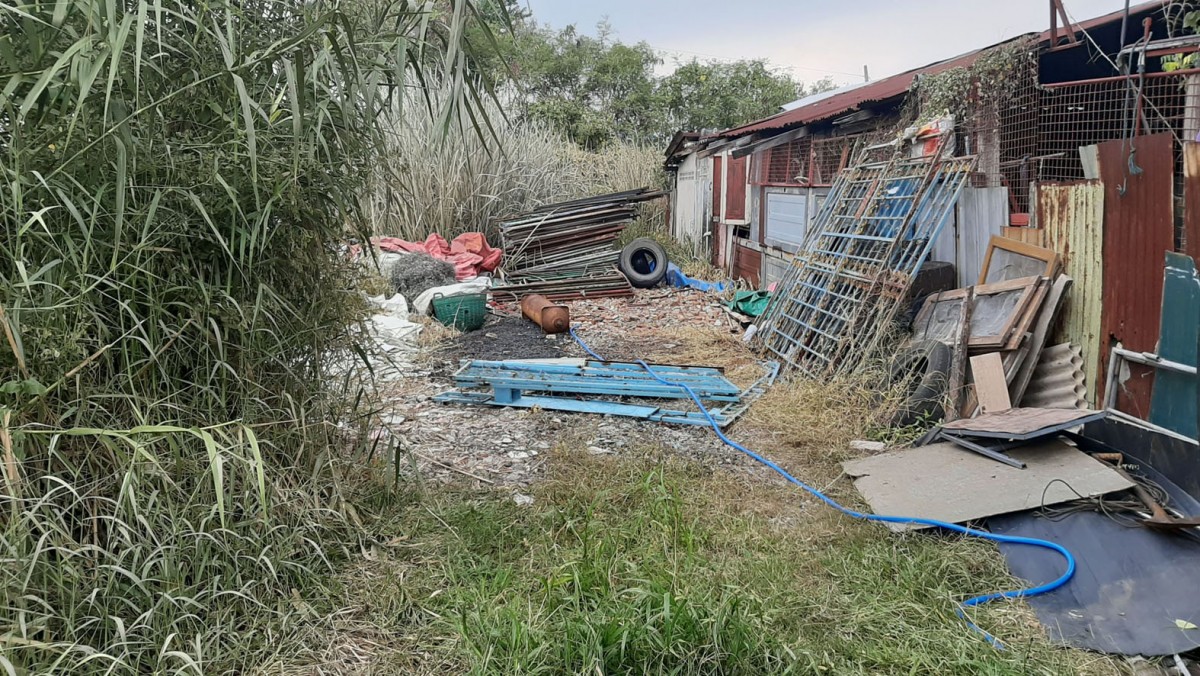 1-ชาวบ้านหนีตายอลหม่านร้านของเก่าเจาะถังเคมีในป่าหญ้าใกล้หมู่บ้านหามชาวบ้านส่งโรงพยาบาลกว่า 10 ราย