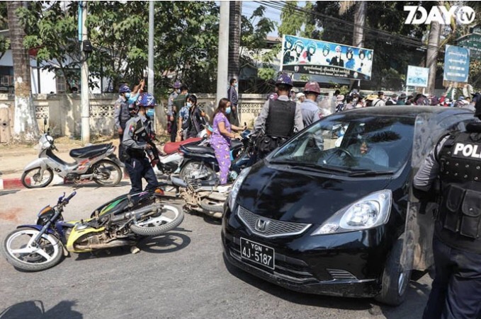 เสียงปืนดังสนั่น ตำรวจเมียนมายิงปืนขู่ม็อบต้านรัฐประหารที่เมียวดี รวบแล้ว 6 คน