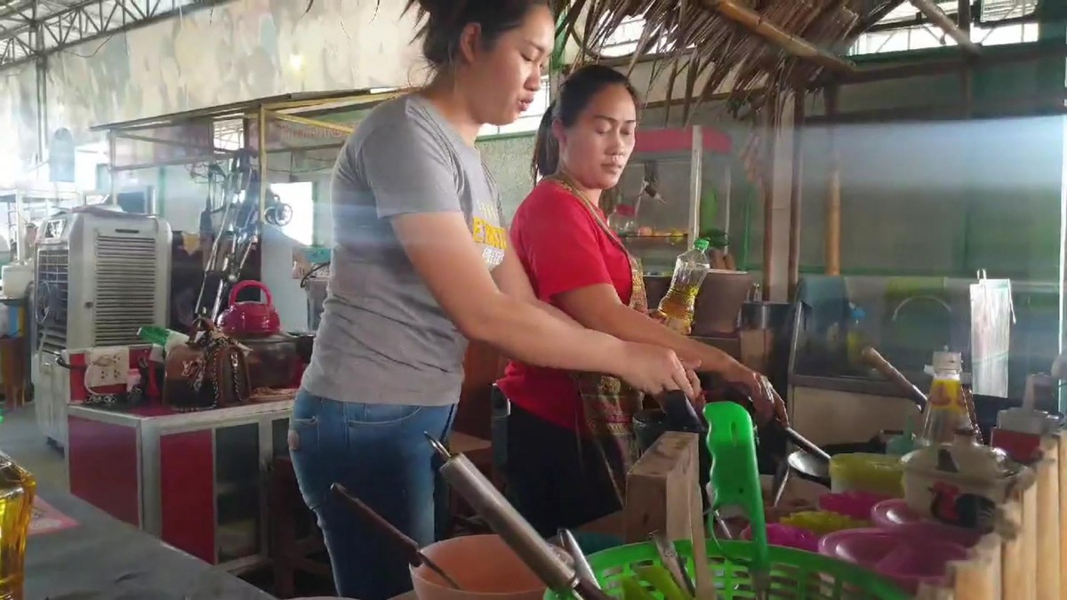 หนุ่มร้านก๋วยเตี๋ยว เผยชีวิต 3 คนผัวเมีย รักกันราบรื่น 7 ปี มีทายาทแล้ว 4 คน