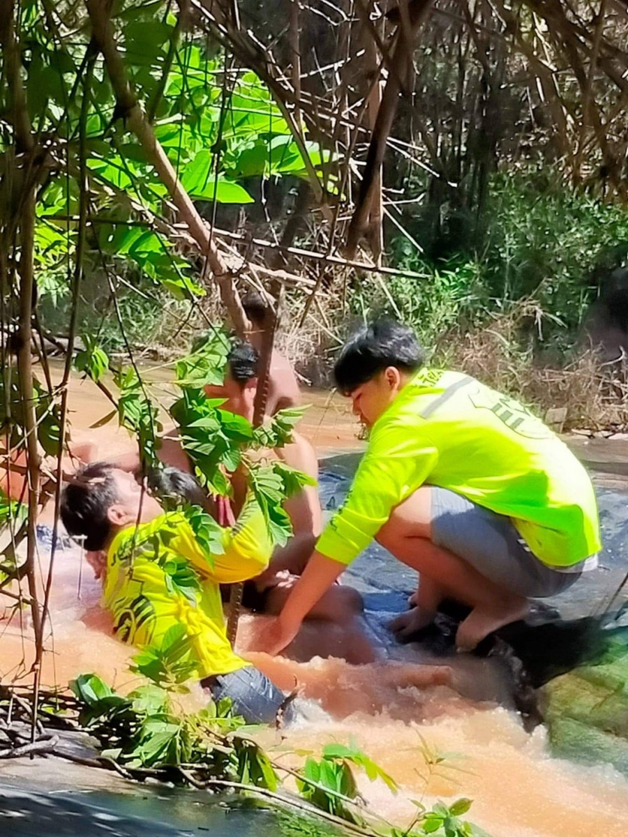 กู้ภัยช่วยเด็กวัย 5 ขวบ เล่นสไลด์เดอร์ร่องน้ำ ขาติดซอกหินแก่งน้ำนานนับชั่วโมง