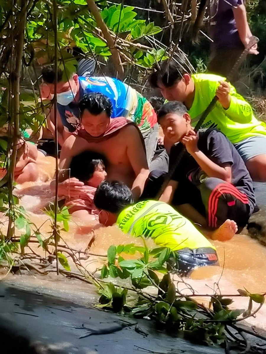 กู้ภัยช่วยเด็กวัย 5 ขวบ เล่นสไลด์เดอร์ร่องน้ำ ขาติดซอกหินแก่งน้ำนานนับชั่วโมง