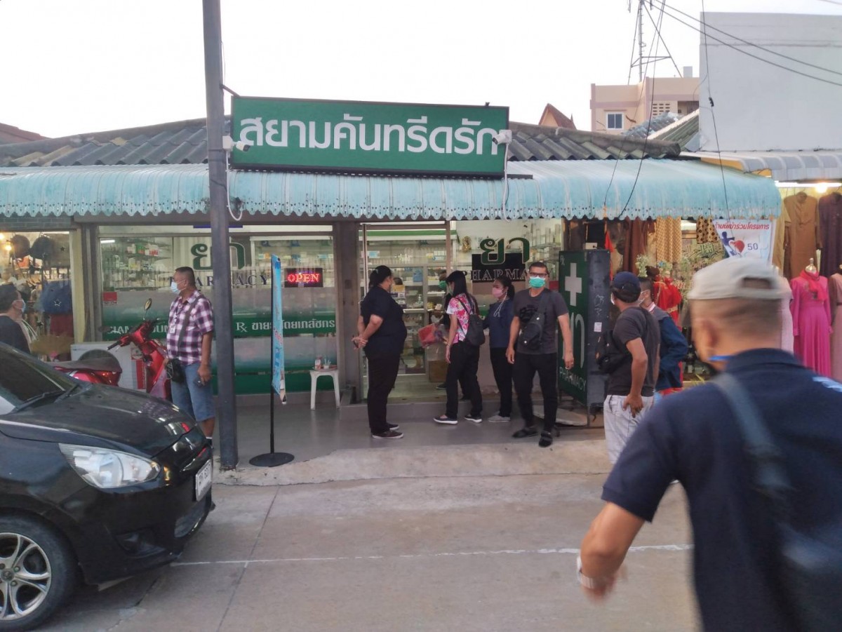 ตำรวจบุกจับร้านขายยา ลอบขายยาแก้ไอให้วัยรุ่น ผสมเป็นยาสี่คูณร้อย