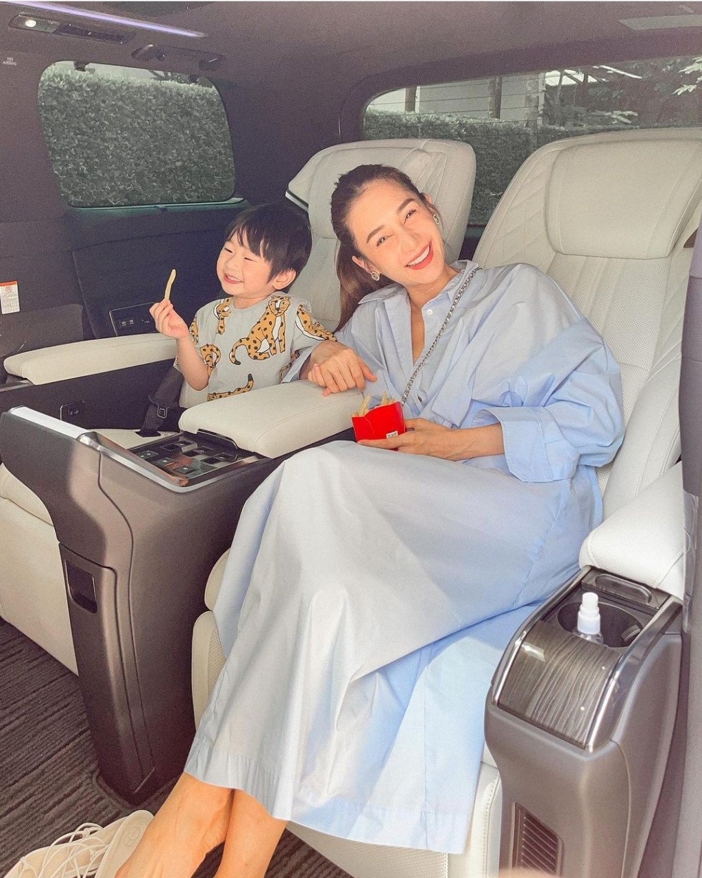 เนย โชติกา