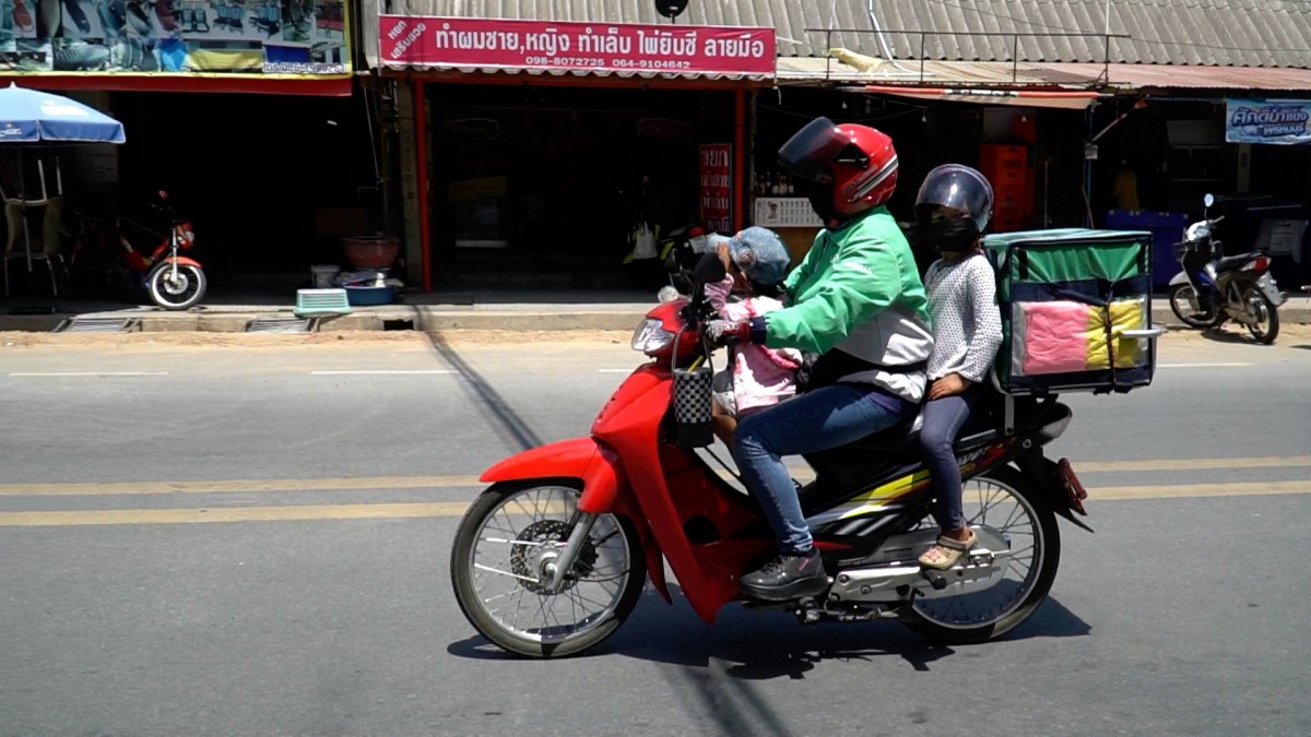 ชีวิตต้องสู้ โซเชียลแห่แชร์ภาพไรเดอร์สาว กระเตงลูกน้อยส่งอาหาร