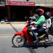 ชีวิตต้องสู้ โซเชียลแห่แชร์ภาพไรเดอร์สาว กระเตงลูกน้อยส่งอาหาร