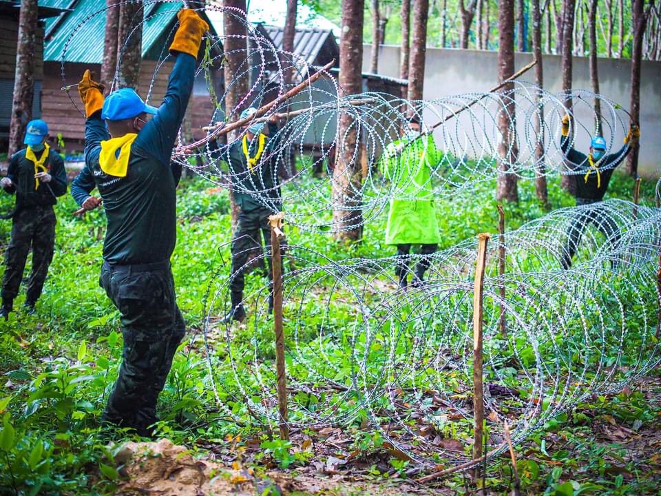 ทหารล้อมรั้วลวดหนามรอบโรงเรียนปอเนาะ หลังพบ นร.ติดเชื้อเกือบ 200 ราย