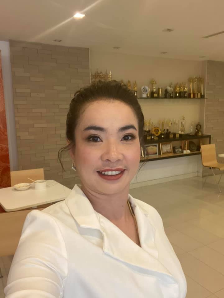 ละคร เจ้าคุณพี่กับอีนางคำดวง 2568 ณ เมืองทุ่งใหญ่ ที่ซึ่งภารกิจราชการซ่อนเร้นอยู่ใต้เงามืดของโจรภัย "ขุนเอกอิทธิฤทธิ์" ขุนนางหนุ่มผู้เปี่ยมไปด้วยความลับ จึงจำต้องสวมบทบาทเจ้าบ่าวจำเป็น แต่งงานกับ "คำดวง" สาวอีสานจอมห้าวผู้เต็มไปด้วยชีวิตชีวา… เพื่อปกป้องบ้านเมืองจากเงื้อมมือของ "ขุนโจรศรีชาย" ที่จ้องทำลาย ขณะที่คำดวงก็มีเป้าหมายคือการตามหา โสมทองคำ เพื่อรักษาบิดา การแต่งงานที่เริ่มต้นด้วยข้อตกลงจึงกลายเป็นสมรภูมิหัวใจ ท่ามกลางรักสามเส้าที่แสนเปราะบางกับ "ยี่สุ่น" และเกมการเมืองที่อันตรายจาก "ขุนเม่น" พวกเขาจะฝ่ามรสุมแห่งกลลวง และทำให้ความรักที่แท้จริงผลิบานขึ้นมาได้หรือไม่ 13 1 Copy Copy 1625750264 7046