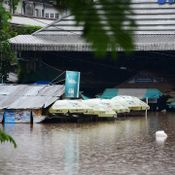 แม่สอดวิกฤตซ้ำ แม่น้ำเมยล้นตลิ่ง ทะลักท่วมเมืองสูงเกือบ 2 เมตร