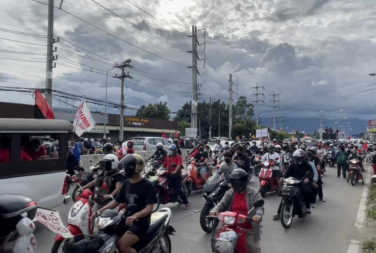 คาร์ม็อบเชียงใหม่-ลำพูน ผนึกกำลังเยือนตำรวจภูธรภาค 5 เขียนพื้นถนนไล่รัฐบาล