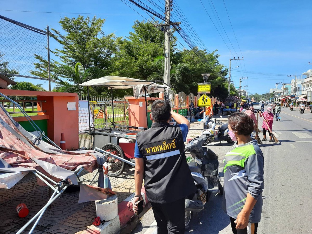 ใครมา ฮ.ตำรวจลงจอดสนามฟุตบอลโรงเรียน พัดร้านค้าปลิว ของแตกเสียหายเพียบ