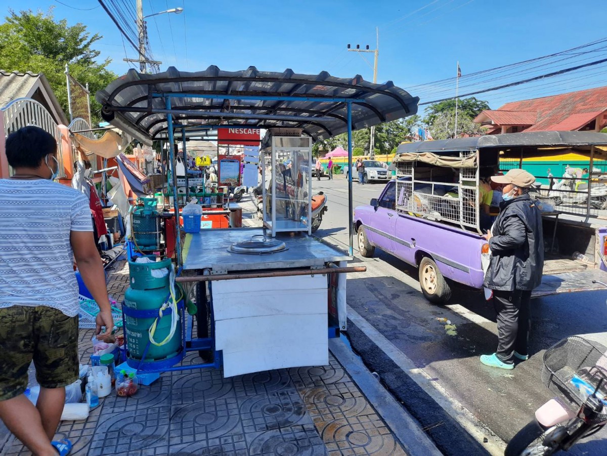 ใครมา ฮ.ตำรวจลงจอดสนามฟุตบอลโรงเรียน พัดร้านค้าปลิว ของแตกเสียหายเพียบ