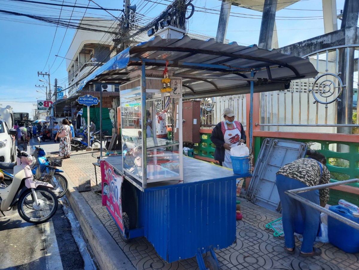 ใครมา ฮ.ตำรวจลงจอดสนามฟุตบอลโรงเรียน พัดร้านค้าปลิว ของแตกเสียหายเพียบ