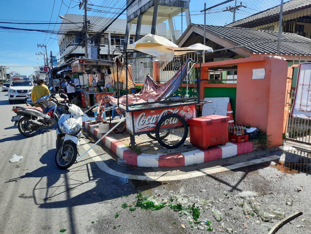 ใครมา ฮ.ตำรวจลงจอดสนามฟุตบอลโรงเรียน พัดร้านค้าปลิว ของแตกเสียหายเพียบ