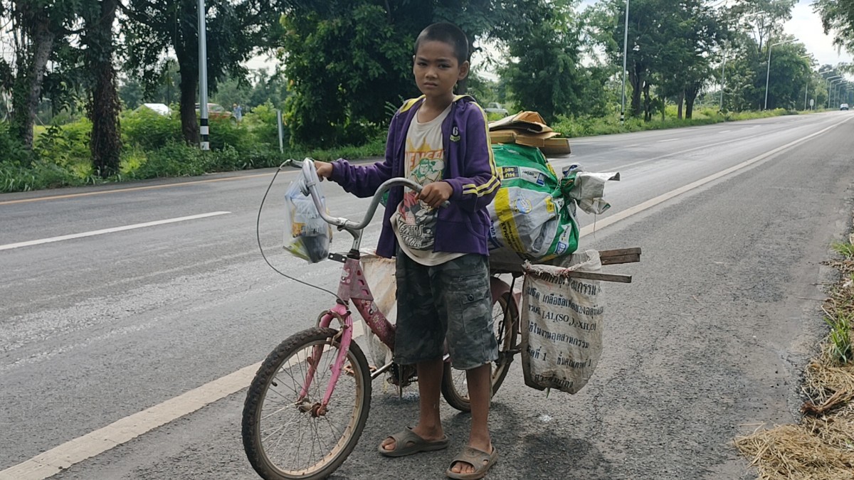 เด็กชาย ป.5 ยอดกตัญญู ปั่นจักรยานเก็บของเก่าขาย หาเงินเลี้ยงแม่และน้องวัยขวบเศษ
