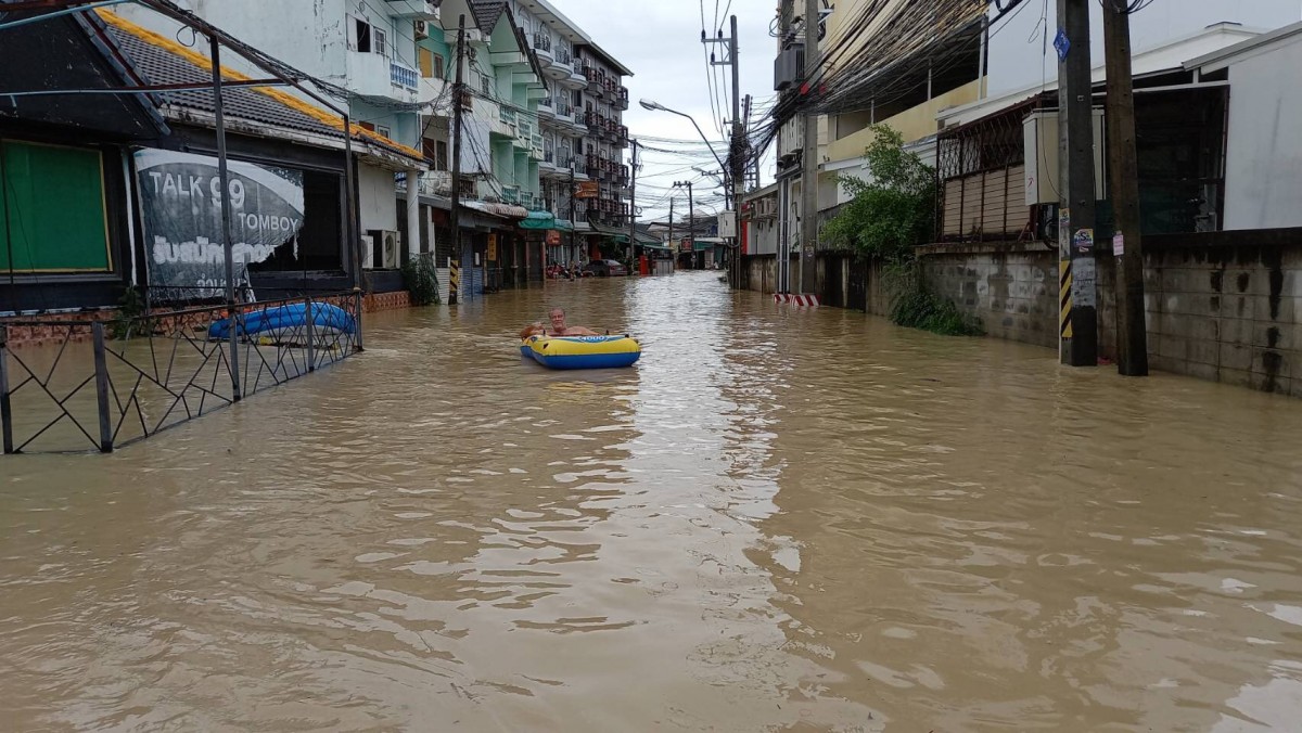 ฝนกระหน่ำพัทยา น้ำท่วมสูงครึ่งเมตร จนชาวบ้านเอาเรือยางออกมาล่องกลางถนน