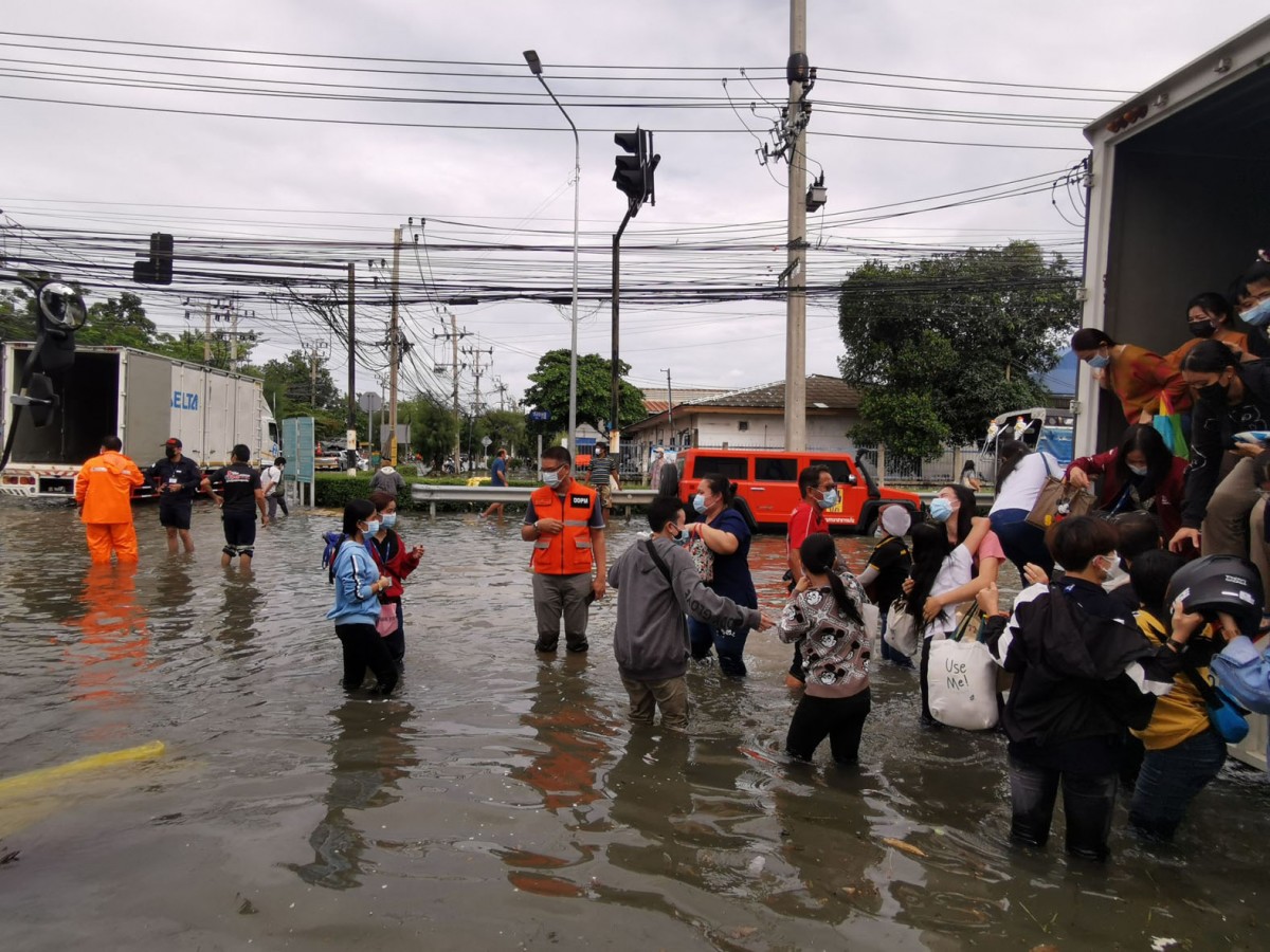 น้ำท่วมบางปูยังอ่วม เร่งวางเครื่องสูบน้ำ 11 จุด ระบายน้ำออกจากนิคม