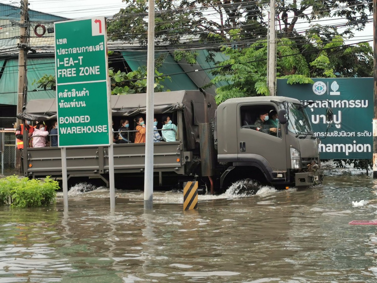 น้ำท่วมบางปูยังอ่วม เร่งวางเครื่องสูบน้ำ 11 จุด ระบายน้ำออกจากนิคม