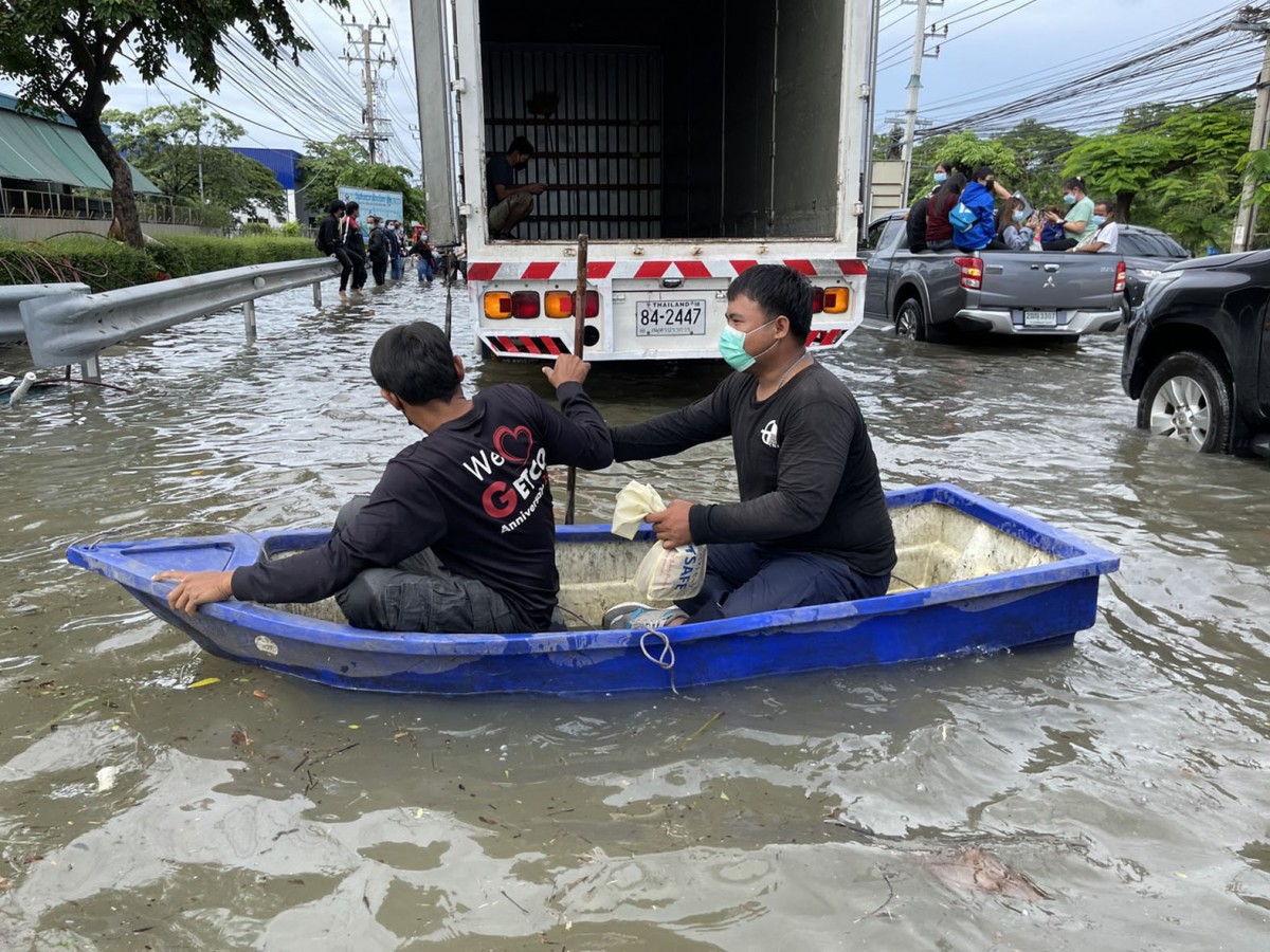 น้ำท่วมบางปูยังอ่วม เร่งวางเครื่องสูบน้ำ 11 จุด ระบายน้ำออกจากนิคม