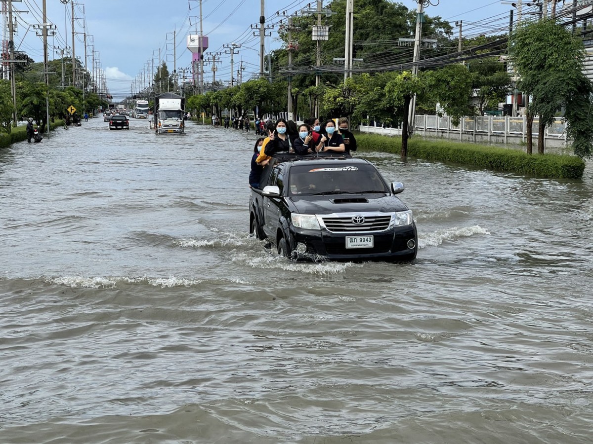 น้ำท่วมบางปูยังอ่วม เร่งวางเครื่องสูบน้ำ 11 จุด ระบายน้ำออกจากนิคม