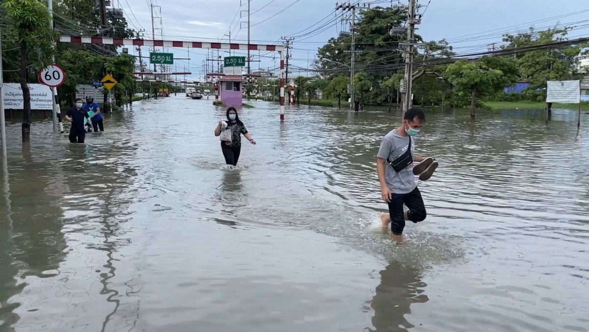 น้ำท่วมบางปูยังอ่วม เร่งวางเครื่องสูบน้ำ 11 จุด ระบายน้ำออกจากนิคม