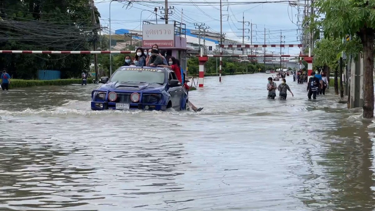 น้ำท่วมบางปูยังอ่วม เร่งวางเครื่องสูบน้ำ 11 จุด ระบายน้ำออกจากนิคม