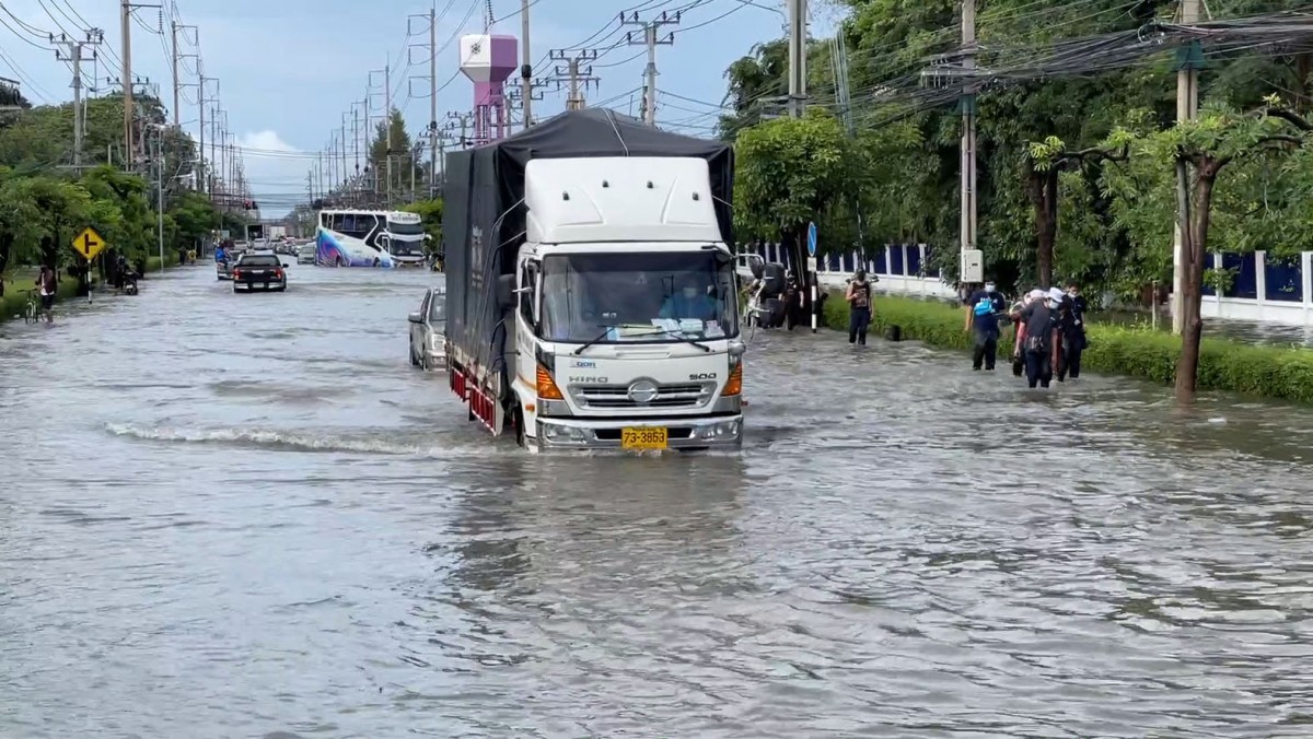 น้ำท่วมบางปูยังอ่วม เร่งวางเครื่องสูบน้ำ 11 จุด ระบายน้ำออกจากนิคม