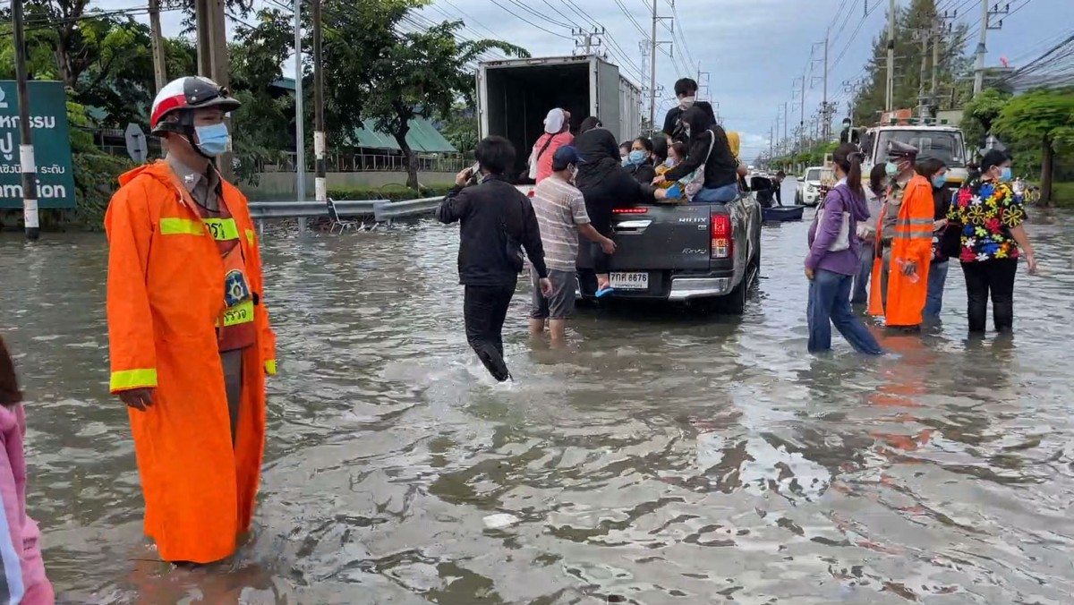 น้ำท่วมบางปูยังอ่วม เร่งวางเครื่องสูบน้ำ 11 จุด ระบายน้ำออกจากนิคม