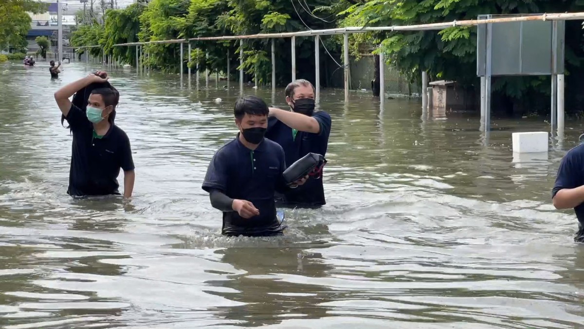 น้ำท่วมบางปูยังอ่วม เร่งวางเครื่องสูบน้ำ 11 จุด ระบายน้ำออกจากนิคม