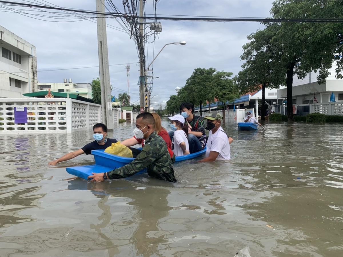 น้ำท่วมบางปูยังอ่วม เร่งวางเครื่องสูบน้ำ 11 จุด ระบายน้ำออกจากนิคม