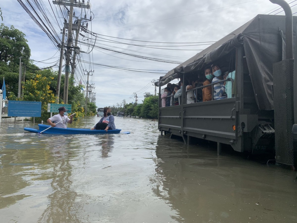 น้ำท่วมบางปูยังอ่วม เร่งวางเครื่องสูบน้ำ 11 จุด ระบายน้ำออกจากนิคม