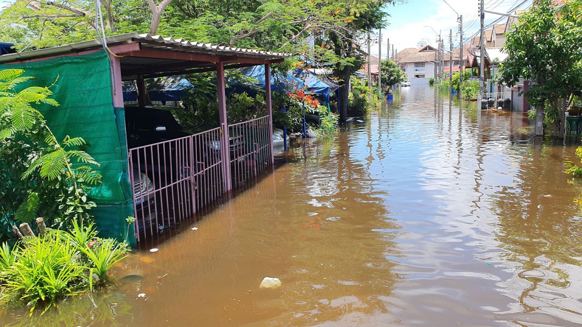 หมู่บ้านสุดอ่วม รับน้ำระบายจากนิคมบางปู ท่วมสูงถึงเอว ยังไม่มีหน่วยงานไหนช่วย