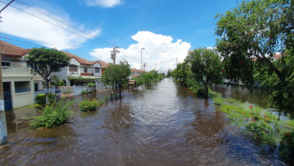 หมู่บ้านสุดอ่วม รับน้ำระบายจากนิคมบางปู ท่วมสูงถึงเอว ยังไม่มีหน่วยงานไหนช่วย