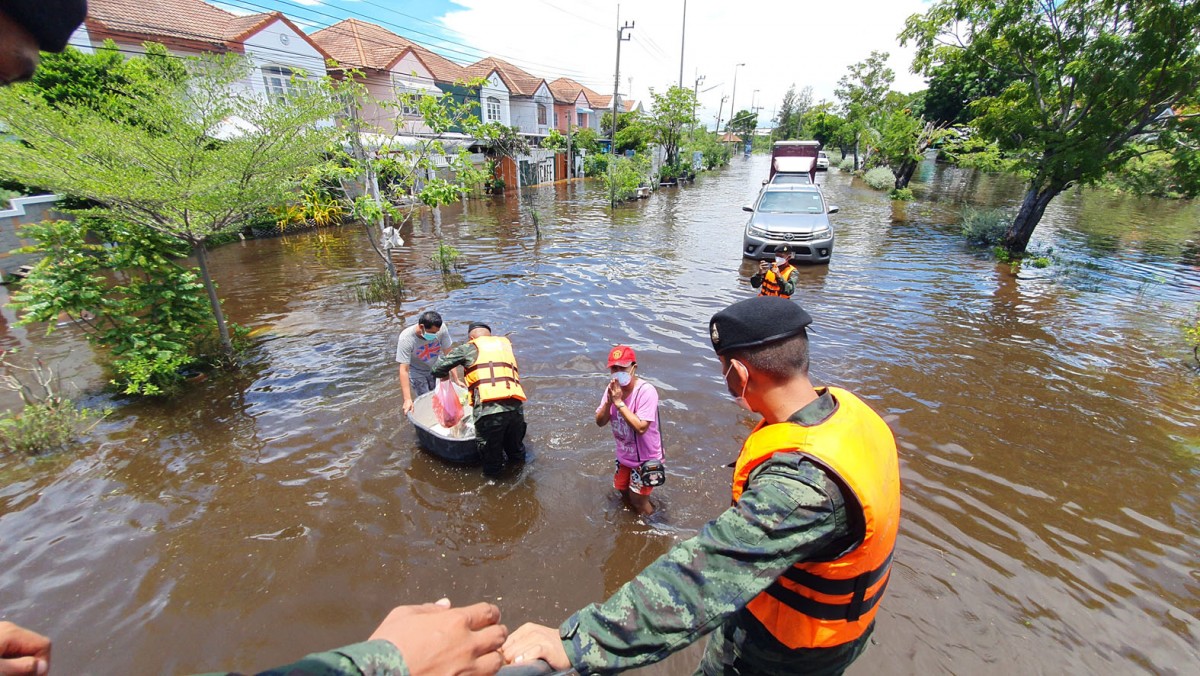 หมู่บ้านสุดอ่วม รับน้ำระบายจากนิคมบางปู ท่วมสูงถึงเอว ยังไม่มีหน่วยงานไหนช่วย