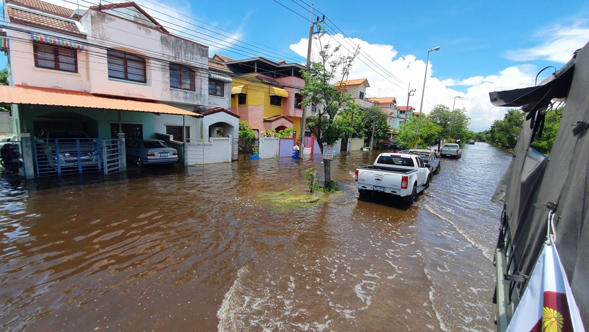 หมู่บ้านสุดอ่วม รับน้ำระบายจากนิคมบางปู ท่วมสูงถึงเอว ยังไม่มีหน่วยงานไหนช่วย