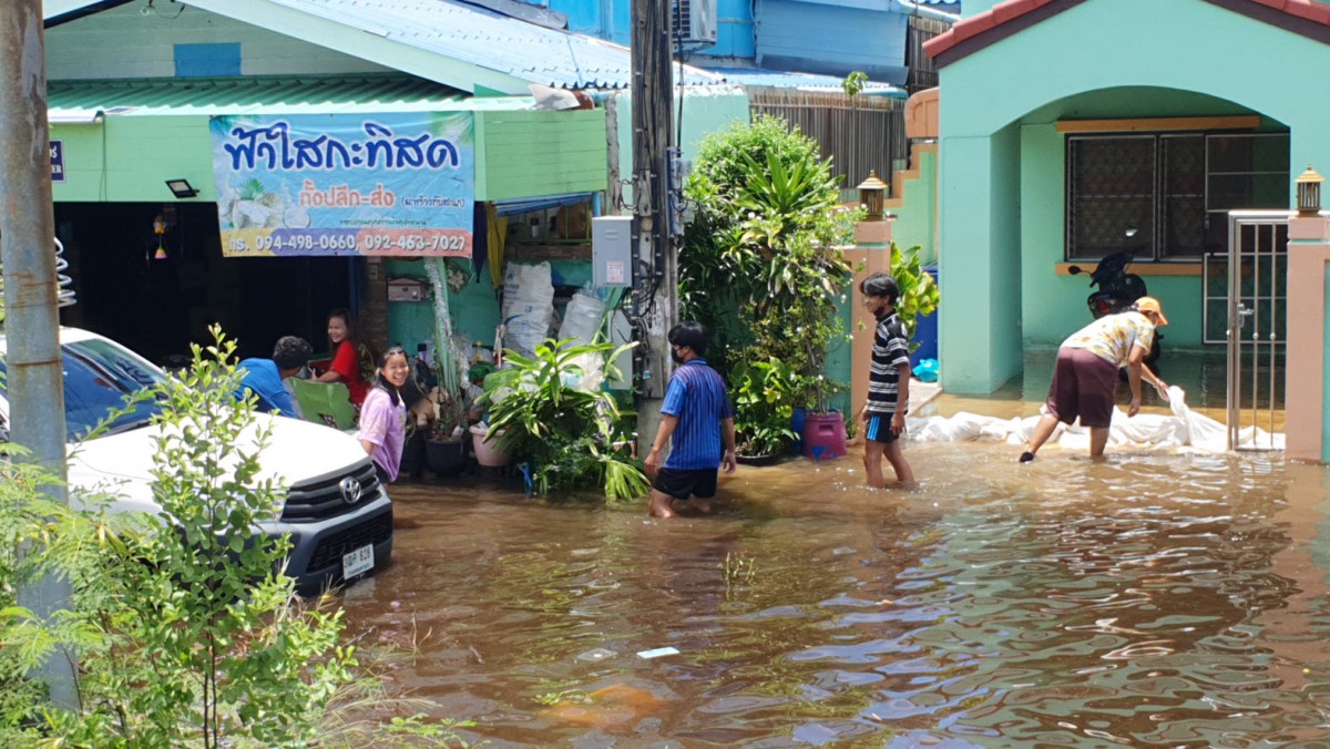 หมู่บ้านสุดอ่วม รับน้ำระบายจากนิคมบางปู ท่วมสูงถึงเอว ยังไม่มีหน่วยงานไหนช่วย