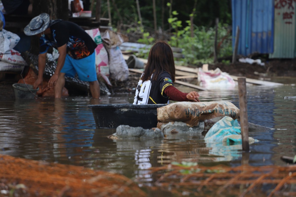 หมู่บ้านสุดอ่วม รับน้ำระบายจากนิคมบางปู ท่วมสูงถึงเอว ยังไม่มีหน่วยงานไหนช่วย